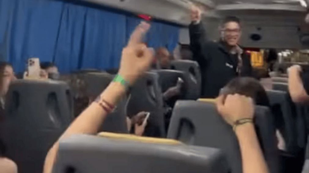Alumnos entonaron cantos antisemitas durante un viaje de egresados y fueron denunciados.