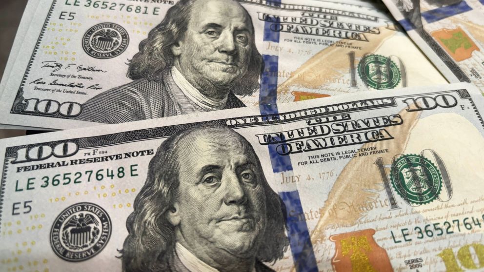 El Banco Central dispuso nuevas restricciones para operar con el dólar.