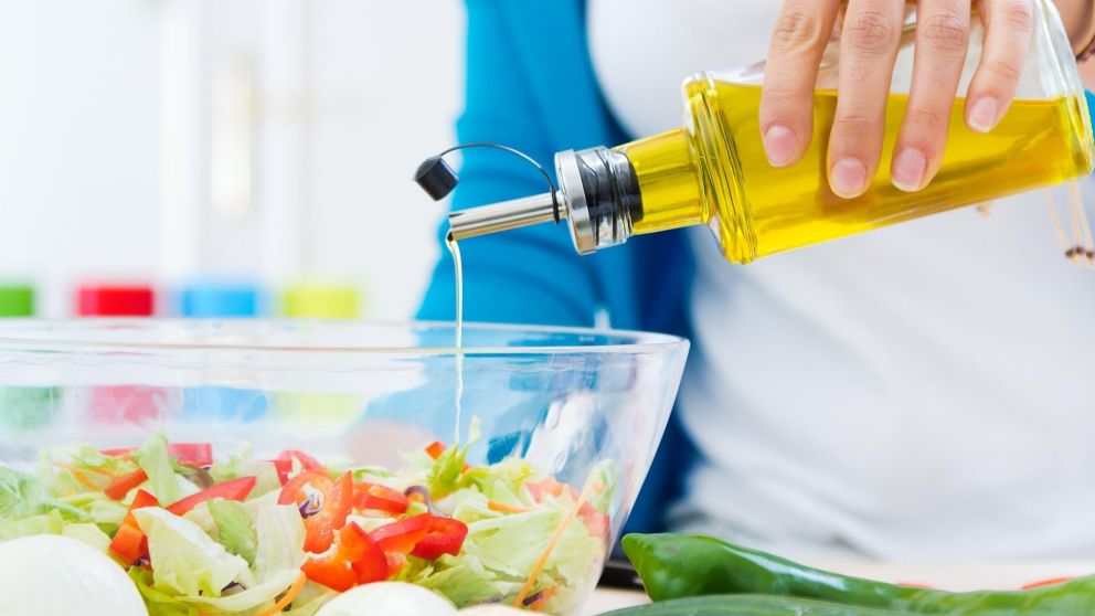 ANMAT prohibió dos aceites de conocidas marcas por considerarlos peligrosos (Freepik).