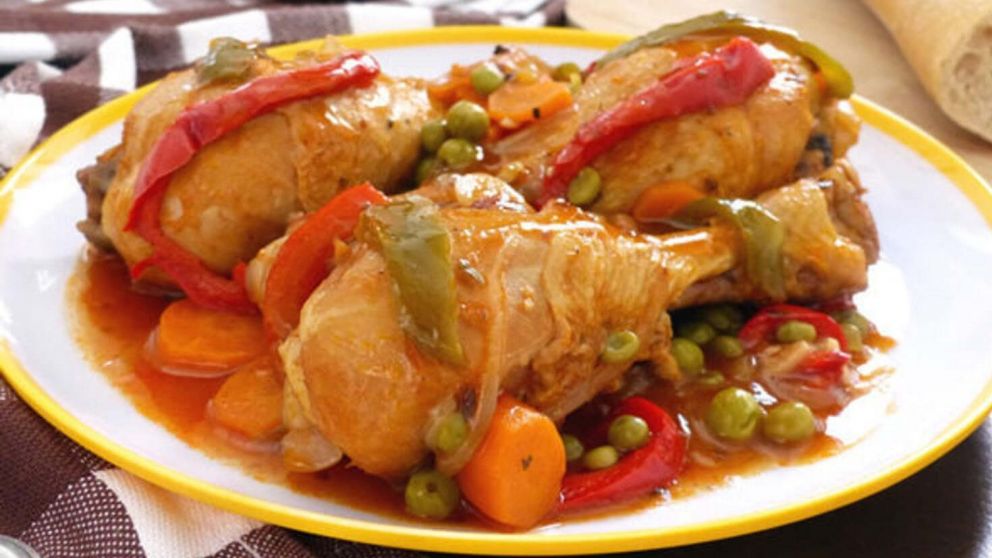 Una receta con sabor a la cocina de la abuela: pollo a la portuguesa, con papas y arvejas.