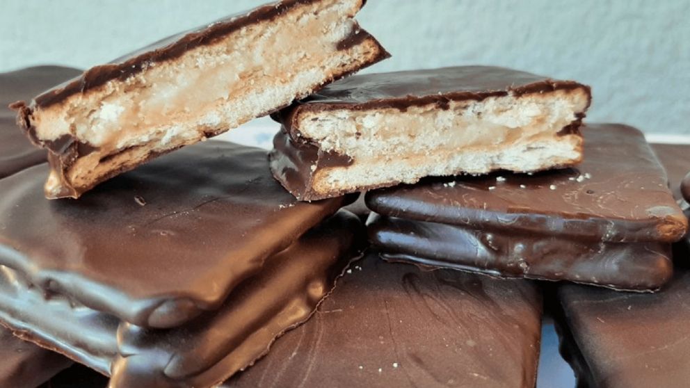 Bocaditos cítricos bañados en chocolate, listos para disfrutar en cualquier merienda o reunión familiar.
