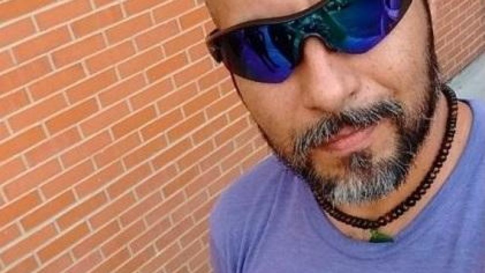 El hombre subió las fotos de su asaltante en el suelo a las redes sociales.