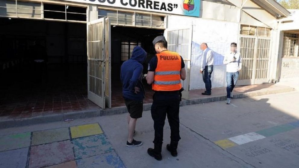 Los buscaba la policía, fueron a votar y terminaron detenidos.
