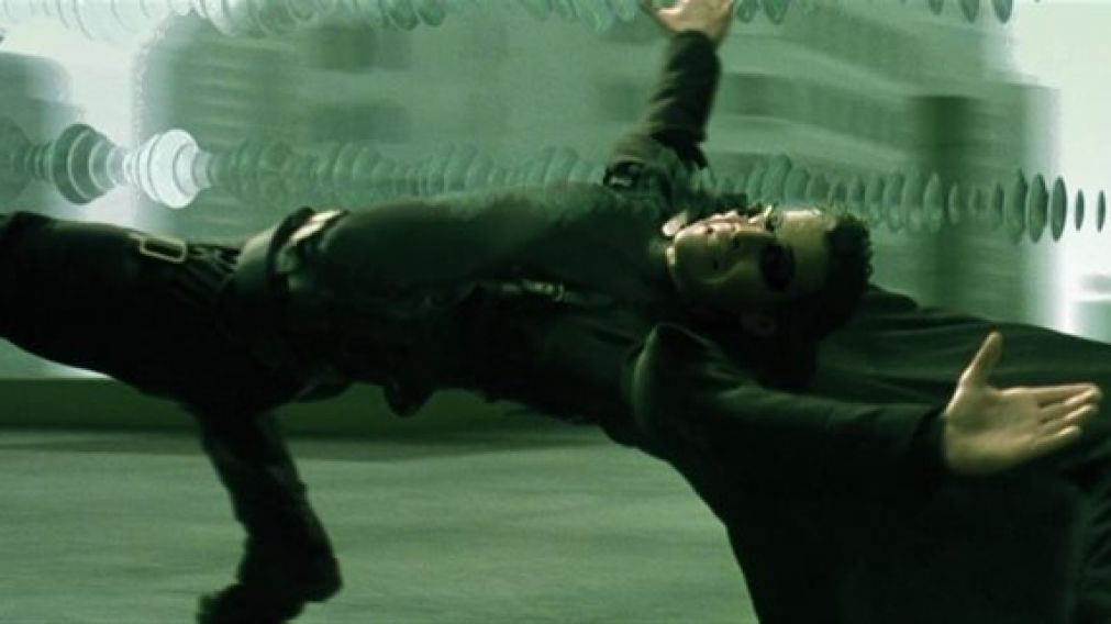 El hombre se movía como el personaje de Neo.