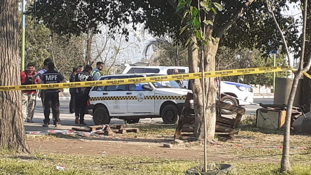 La víctima estaba sobre el volante de su taxi Fiat Uno (Gentileza Portal de Noticias Tucuman).