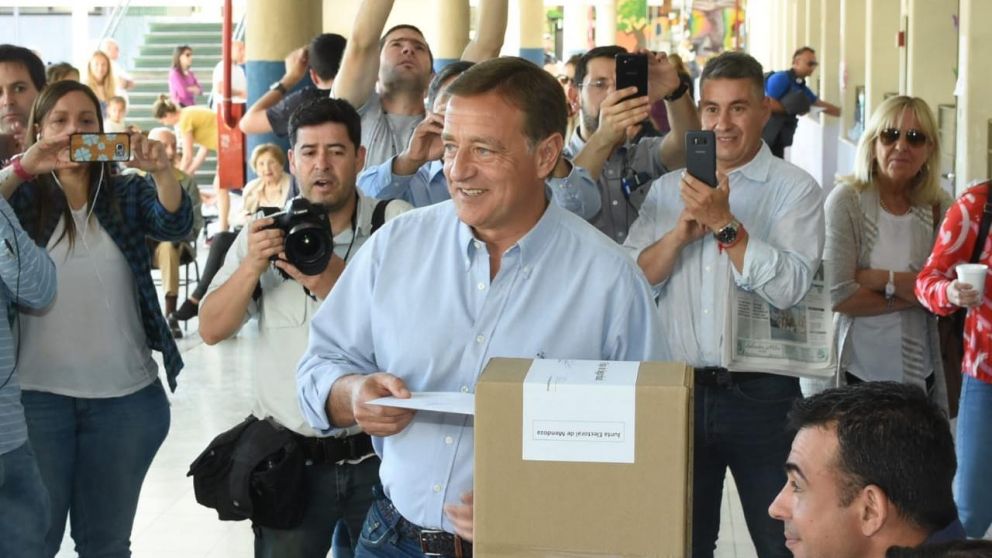 Suarez emitió su voto en una escuela de la capital provincial (Twitter).