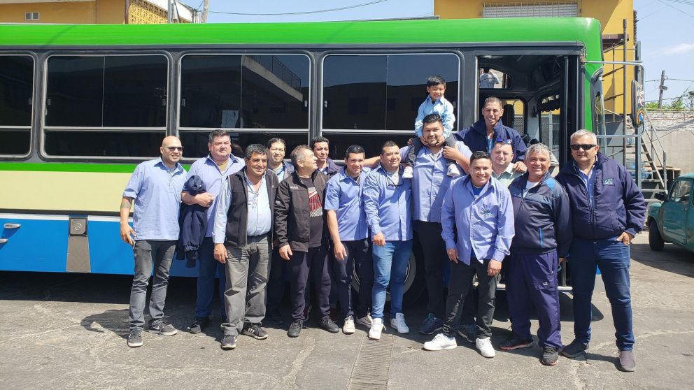 Juli�n rodeado de los choferes de la empresa (Foto: @Marcelitaojeda).