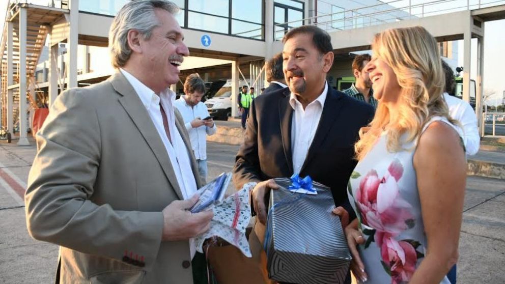 Alberto Fernández llegó a Salta y fue recibido por Miguel Isa.