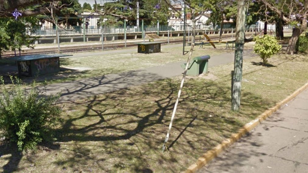 El cadáver semidesnudo de una de las víctimas fue encontrado en esta plaza, en José Mármol.