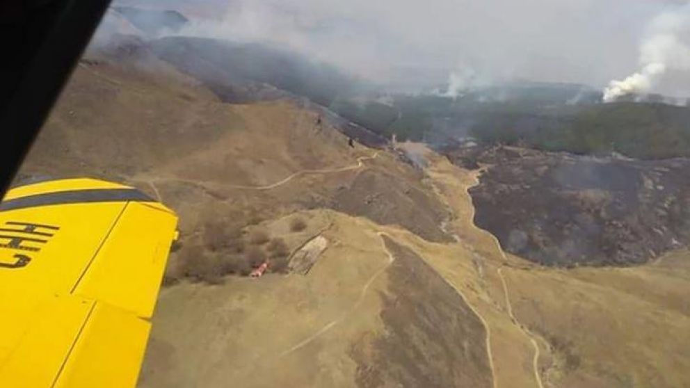 Dura lucha contra el incendio forestal en Córdoba.