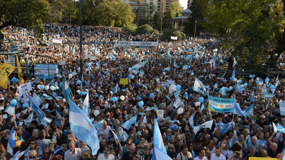Una multitud acompañó al presidente en las Barrancas (Hernán Nersesián-Diario Crónica).