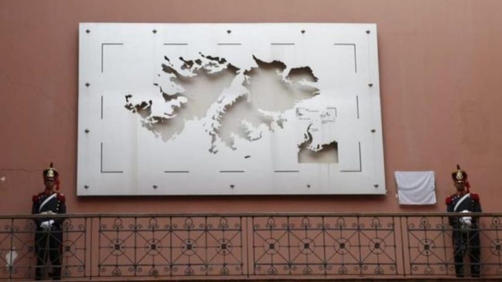 La placa conmemorativa fue colocada en el patio Malvinas Argentinas.