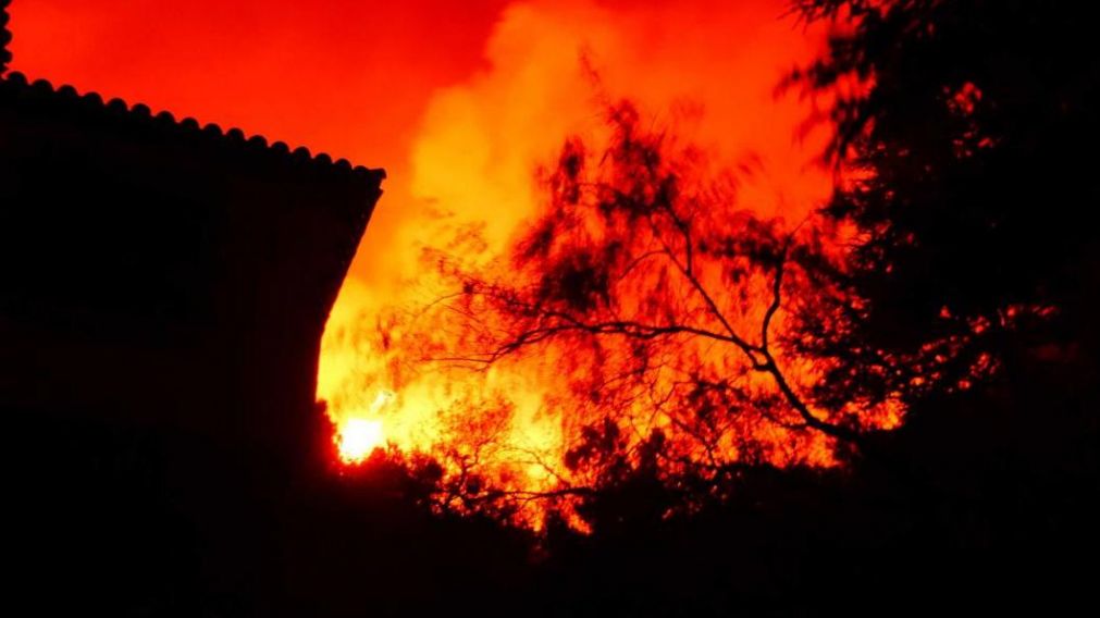El incendio mantiene alerta a las autoridades.