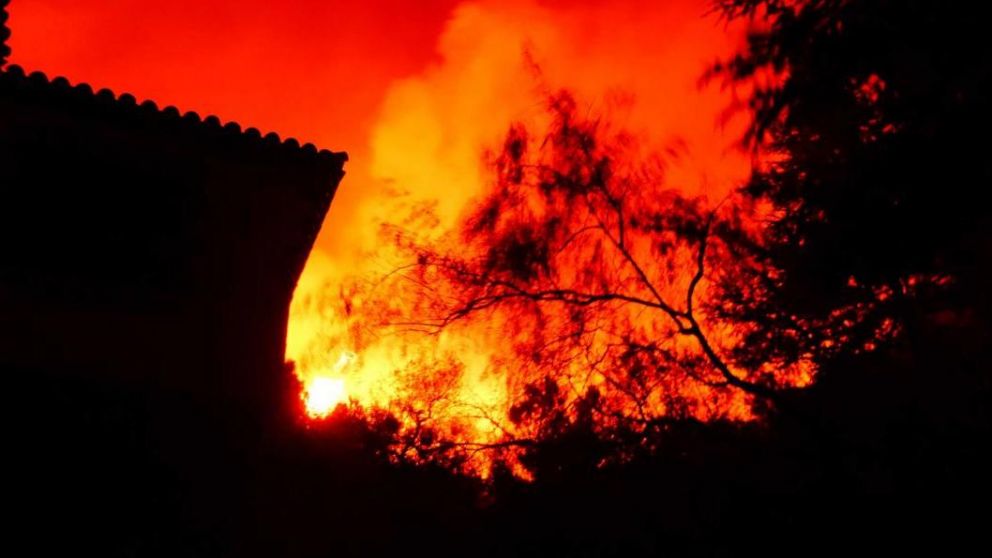 El incendio mantiene alerta a las autoridades.