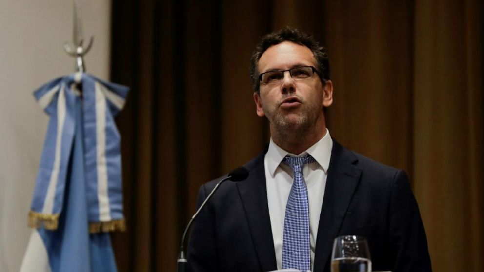 El titular del Banco Central se hizo presente en la conferencia anual de FIEL.