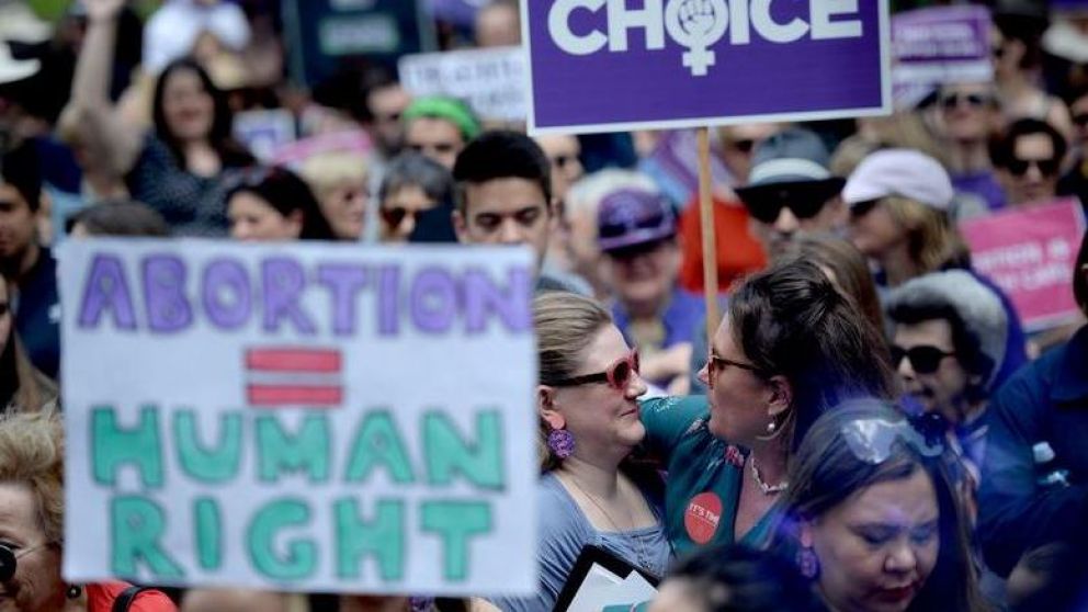 Militantes se abrazan tras conocer la decisión del Parlamento.