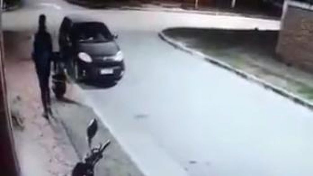 La "víctima" llegando al lugar del ataque. (Captura de video)