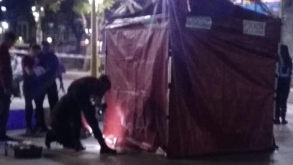 El asesino se encuentra prófugo.