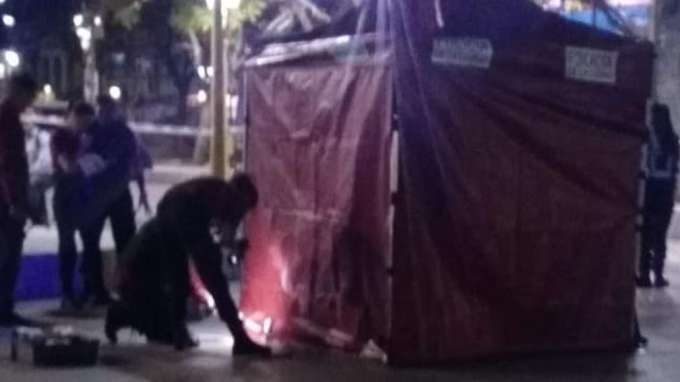 El asesino se encuentra prófugo.