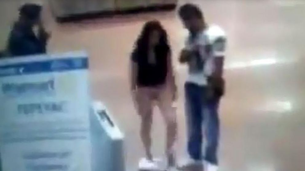La mujer queda completamente desnuda frente a los dos hombres (Captura).