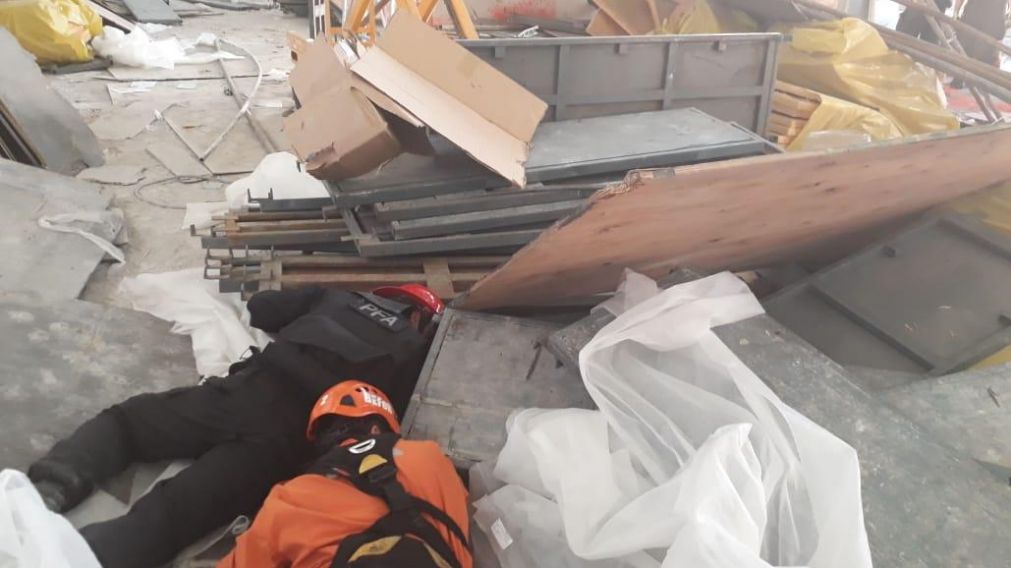 El operativo de rescate realizado en Ezeiza tras el derrumbe.
