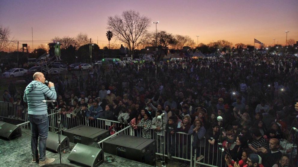 Molina habló ante una multitud en Quilmes.