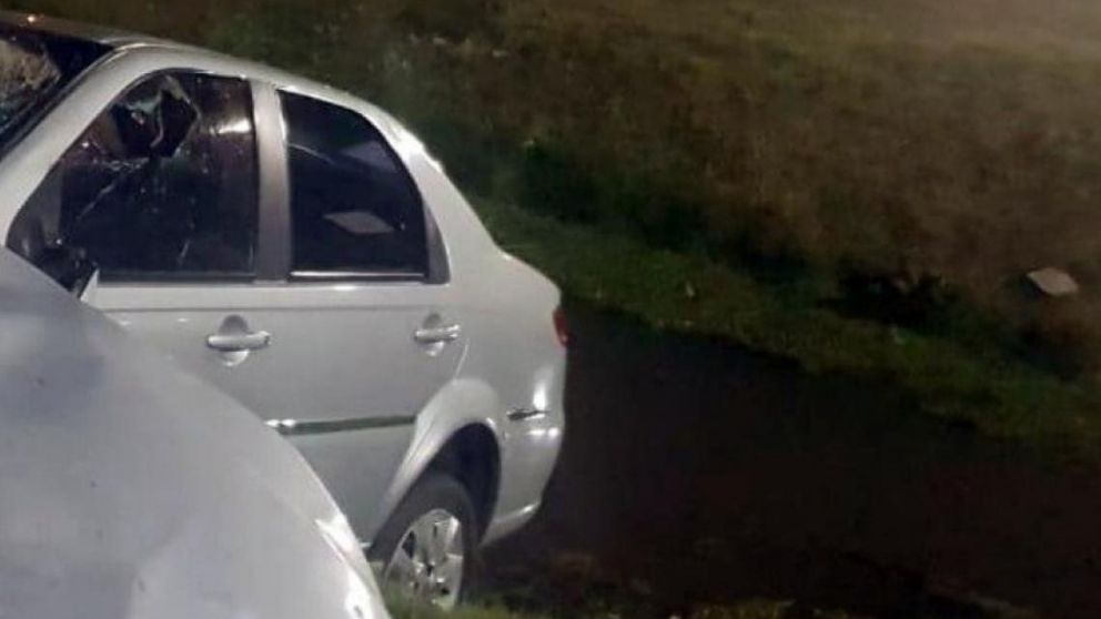 El auto cayó a un arroyo y fue rescatado posteriormente por los Bomberos.
