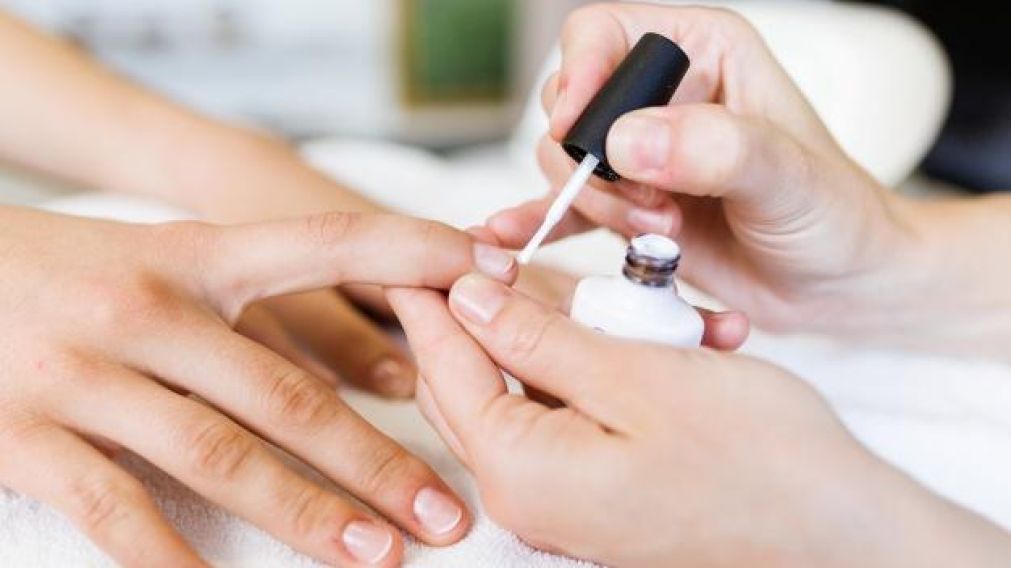 La mujer se infectó con una bacteria mientras estaba siendo atendida por su pedicura.