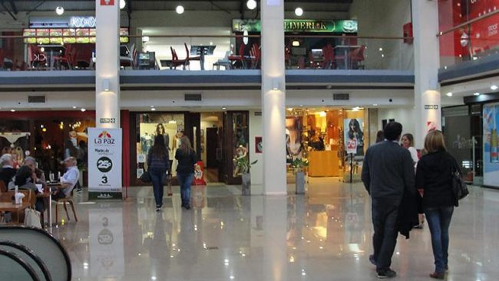 Hay centros comerciales que abrieron sus patios de comida. (Twitter)
