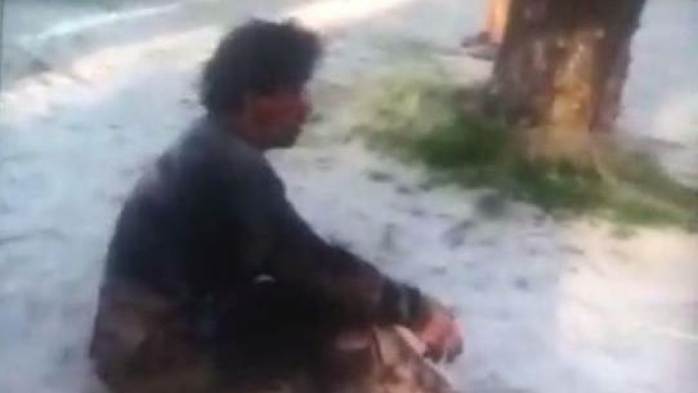 Momento en que el hombre fue atacado en grupo. (Captura)