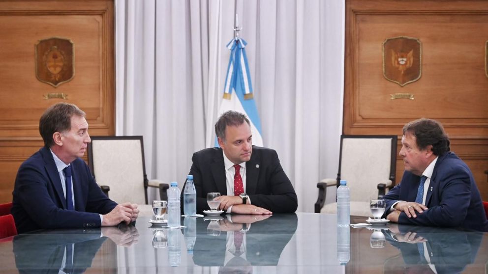 Adorni y Santilli recibieron al gobernador de Río Negro Alberto Weretilneck en Casa Rosada.