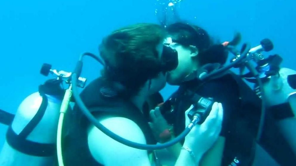 La romántica propuesta se realizó bajo el agua. (Imagen ilustrativa)