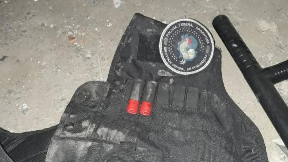Uno de los chalecos de la Policía de la Provincia de Buenos Aires que fue incautado.