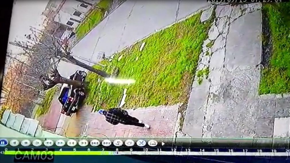 El robo fue grabado por cámaras de seguridad. (Captura)