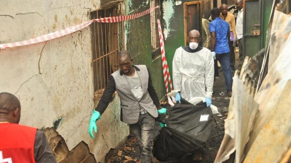 Personal forense retira a los chicos muertos en bolsas negras.