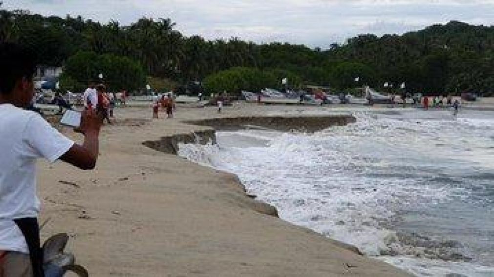 Corrientes marinas se llevan la arena cuando las olas azotan la playa.