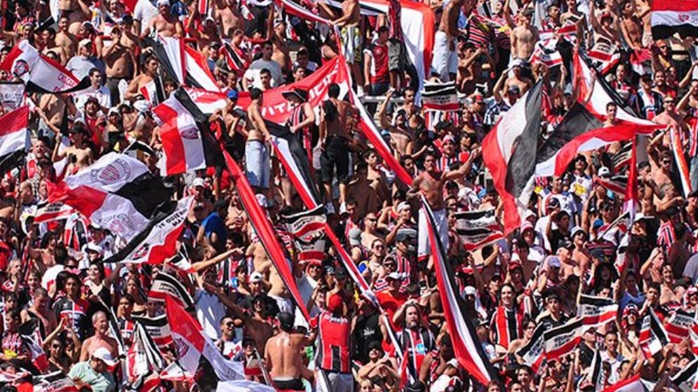 "La Dueña" y "La Negra" pelean por el poder de la tribuna de Chacarita.