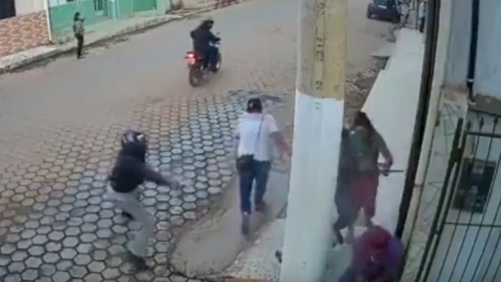 El momento en que el atacante trató de dispararles a las personas. (Captura Pantalla)