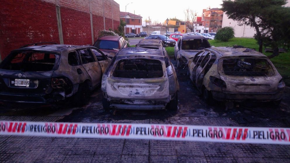 Otro ataque de los quemacoches. (Twitter).