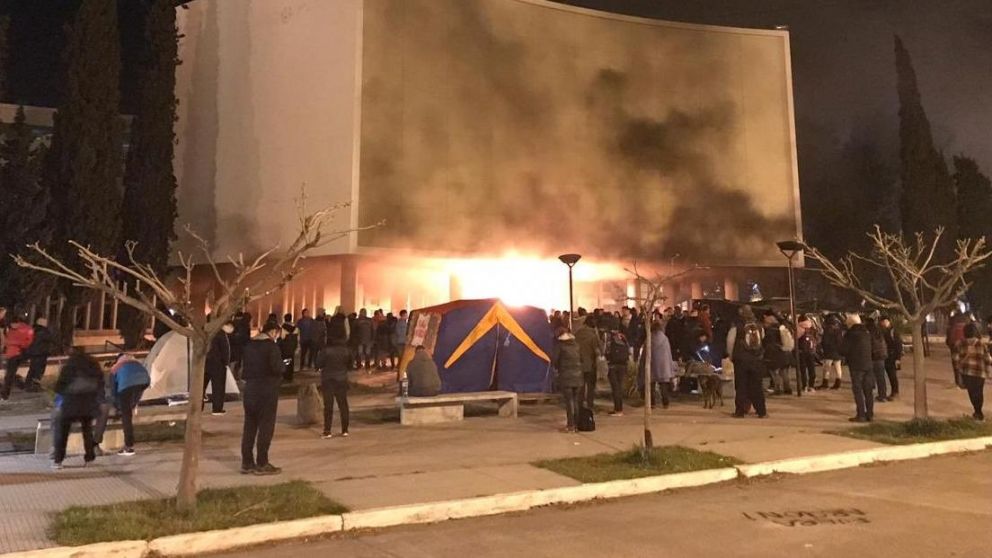 Graves incidentes frente a la Legislatura de Chubut.
