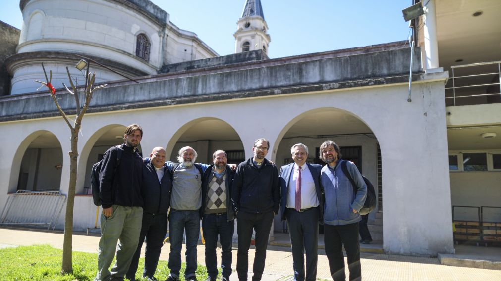 Fernández mantuvo un encuentro con los curas villeros en la parroquia San Cayetano.