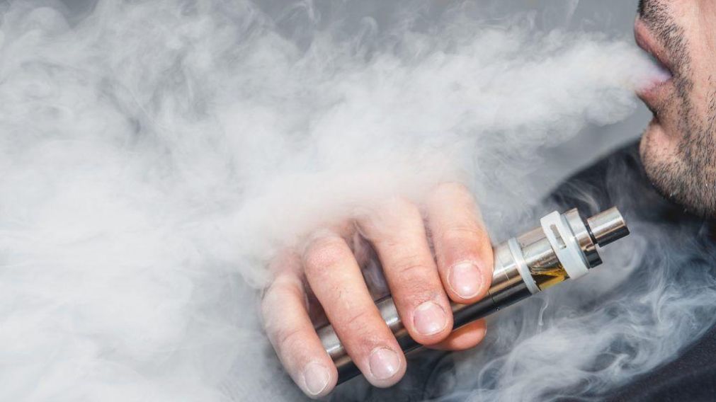 Extienden medidas para controlar el uso y venta de los cigarrillos electrónicos. (Imagen Ilustrativa)