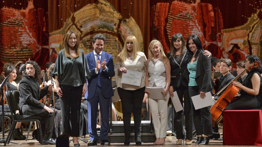 Entregó distinciones a unos 2.000 directores de escuelas.