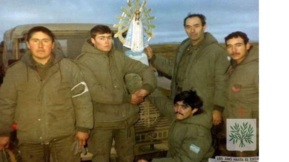 Los combatientes argentinos junto a la Virgen en Malvinas.