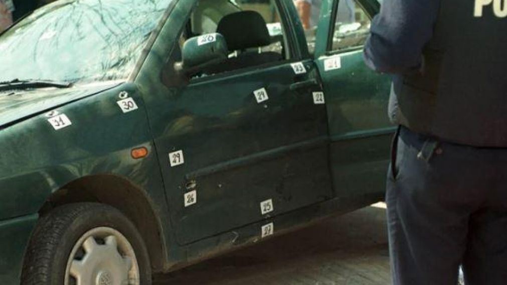 El auto sufri� decenas de impactos.
