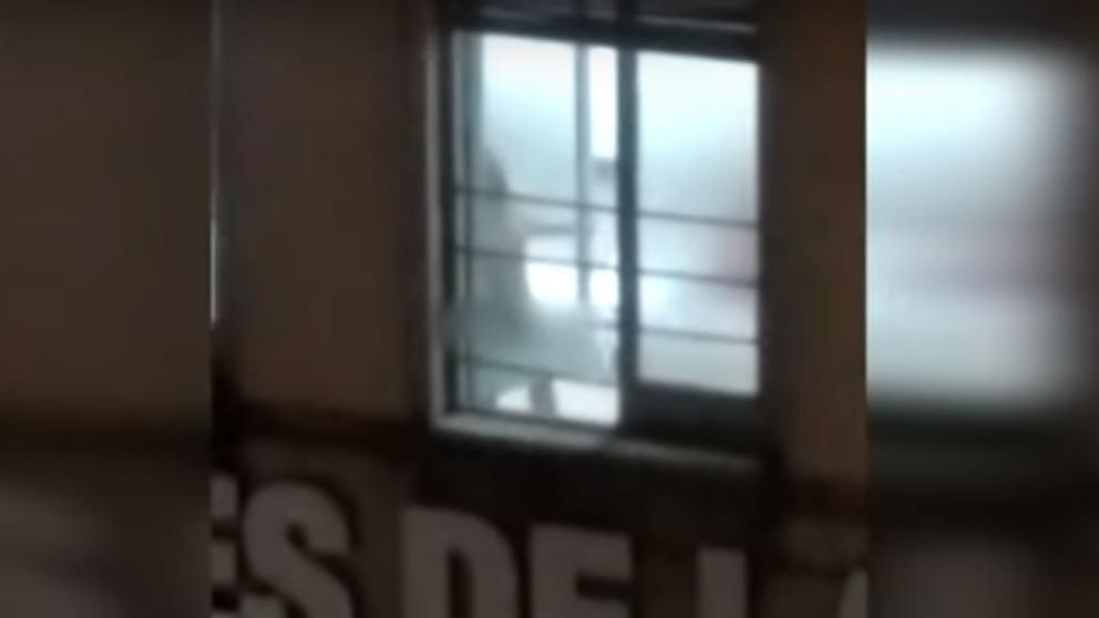 El hombre se exhibió desde esta ventana del citado club. (Captura de video)