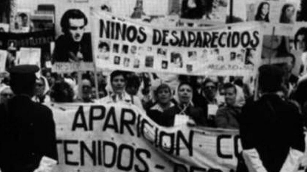 Una marcha, hace 43 años, en reclamo por los desaparecidos. (Imagen de archivo)