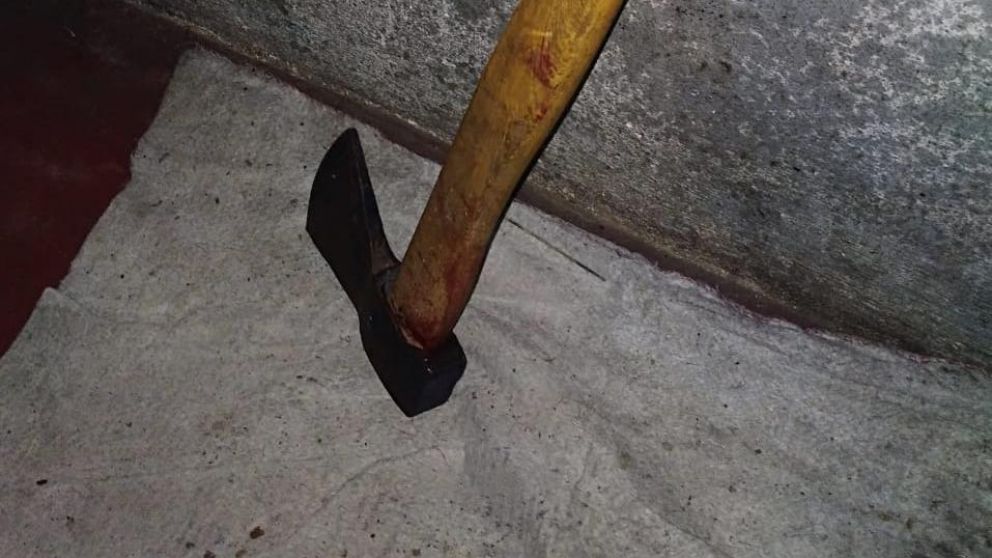 Esta es el hacha, con manchas de sangre, que incautaron dentro de la vivienda.