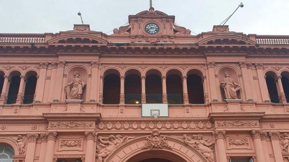 La Casa Rosada amaneció con un aro de básquet en su fachada