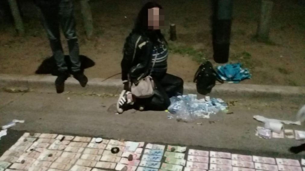 Así quedó detenida la acusada.